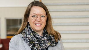 Anna-Lena Forsman som är rektor i lärande på Optima säger att de fått väldigt många frågor i höst om varför de inte gått över till distans men att de hittills kunnat hålla igång närstudierna. Porträttfoto av en kvinna som står i en trappa och ser in i kameran.