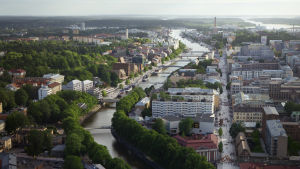 Arbetsgruppens vision för Åbo centrum. Slottsgatan är en gågata och flera broar har också ritats in. Visioner för Åbo centrum. En flygbild på Aura å.