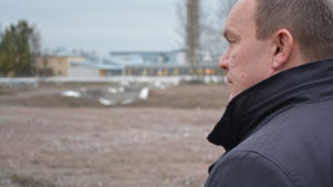 Hannu Ollikainen. (arkivbild) Undervisningschef Hannu Ollikainen tittar ut över det som ska bli Nickby hjärta