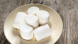 Marshmallows är ett av många smeknamn för balarna. Visst finns det en viss likhet? Marshmallows på en tallrik.