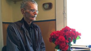 Gösta Ågren keittiössään Vaasassa. Runoilija Gösta Ågren keittiössään Vaasassa 16.6.2016.