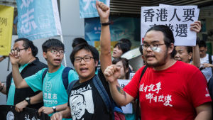 Demokratiaktivister protesterar mot Xi Jinping på lördagen. Demokratiaktivister protesterar mot Xi Jinping på lördagen. 1.7.2017