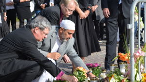Under en tyst minut för offren i Åbo samlades representanter från flera trossamfund. Representanter för olika trossamfund och myndigheter samlades på Salutorget på söndag.