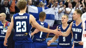 Sasu Salin (nr 9) har hört till Finlands bästa spelare. Lauri Markkanen, Sasu Salin och Petteri Koponen, EM 2017.