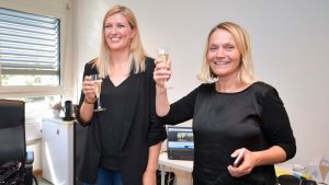 ICANs verksamhetsledare Beatrice Fihn och medlemmen av styrgruppen Grethe Ostern skålar för Nobelpriset. ICANs verksamhetsledare Beatrice Fihn och medlemmen av styrgruppen Grethe Ostern skålar för Nobelpriset.
