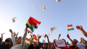 Kurdiska demonstranter släppte upp duvor på flygplatsen i Erbil den 29 september då Bagdad stoppat all internationell flygtrafik till och från Kurdistan. Kurdiska demonstranter släppte upp duvor på flygplatsen i Erbil den 29 september då Bagdad stoppat all internationell flygtrafik till och från Kurdistan.