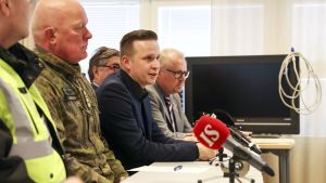 Kommendör Jörgen Engroos (andra från vänster) och kriminalkommissarie Mats Sjöholm (i mitten) Kommendör Jörgen Engroos och Mats och kriminalkommissarie Mats Sjöholm