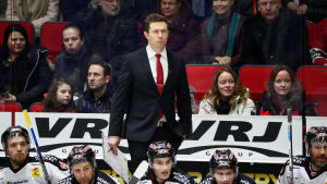 Jyrki Aho avslutar jobbet i Björneborg våren 2018. Jyrki Aho söker nytt jobb efter Ässät-sejouren på två säsonger.