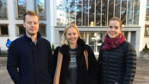 Jonatan Svensson, Anna Aaltonen och Emilia Winquist hyser inga speciella känslor för Svenska dagen. En manlig och två kvinnliga studerande utanför institutionen för nordiska språk vid Helsingfors universitet.