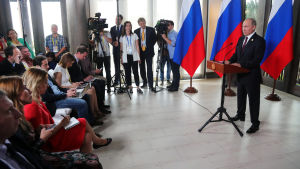 Putin var ilsken över amerikanska anklagelser i inblandning i valet då han höll presskonferens i Da Nang i Vietnam Putin var ilsken över amerikanska anklagelser i inblandning i valet då han höll presskonferens i Da Nang i Vietnam