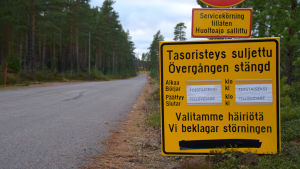 Olycksutredningscentralen anser att plankorsningen är för farlig. Några gula skyltar vid en väg som upplyser allmänheten om att en plankorsning är stängd tillsvidare.