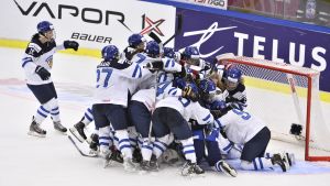 Damlejonen har vunnit sju VM-brons under 2000-talet. Finlands spelare firar seger, VM-bronsmatch 2015.