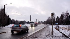 Plåtpoliserna har blivit flera under 2010-talet vilket har lett till lägre hastigheter på vägarna. Antalet skadade i trafiken har minskat rejält men dödsfallen har varit svårare att minska. Spraymålad fartkamera i Sibbo