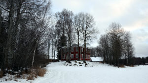 Än så länge ser det gamla Wahlroska hemmanet rätt slitet ut men bara finansieringen blir klar ska föreningen Wahlrooska börja rusta upp gårdsbyggnaderna. Röd gammal bondgård på kulle. Wahlrooska hemmanet som ska bli hästsportcenter.