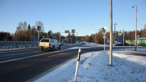 Då den runda bollen är grön för bilister på riksväg 25 får de köra till Hangö eller Tenala, men de som kör till Tenala ska se upp för fotgängarna och cyklisterna som också har grönt då, och de har förtur. Om det är en grön pil som lyser då bilisten svänger till Tenala har fotgängarna röd gubbe. Korsningen riksväg 25 och stamväg 52 i Ekenäs.