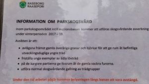 Informationen finns i början av spånbanan invid skolorna och begravningsplatsen i Pojo kyrkby. En informationsskylt om parkskogsvård. Det berättas hurdan avverkning det är frågan om.