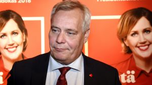 Antti Rinne vidhåller att SDP och Tuula Haatainen har gjort en bra kampanj och att partiet är enat. Antti Rinne på SDP:s valvaka.