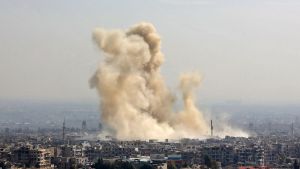 En bild tagen från regeringskontrollerat område i nordöstra Damaskus onsdagen 21.2. visar anfall mot Arbin och Harasta i östra Ghouta. En bild tagen från regeringskontrollerat område i nordöstra Damaskus onsdagen 21.2. visar anfall mot Arbin och Harasta i östra Ghouta.