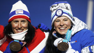 Krista Pärmäkoski utmanar Marit Björgen på söndag. Marit Björgen och Krista Pärmäkoski på pallen.