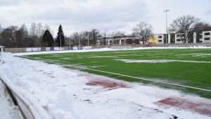 EIF:s match mot FC Honka/Akatemia spelas i Karis eftersom Centrumplanen i Ekenäs inte är lämplig för fotboll just nu. Centrumplan i Ekenäs den 5 mars 2018 kvart över två på eftermiddagen. Litet grön konstgräsplan, men ännu är det snö kvar.