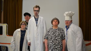 Frida Granvik, Mats Björklund, Andreas Byggmästar, Annie Vanhanen och Karl-Oskar Sundelin är några av dem som står på scen. Frida Granvik, Mats Björklund, andreas Byggmästar, Annie Vanhanen och Karl-Oskar Sundelin är några av dem som står scenen i "Shangri-la"
