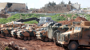 Turkiska styrkor som stöds av rebeller från den Fria syriska armén omringade Afrin den här veckan och försöker nu inta staden Turkiska styrkor som stöds av rebeller från den Fria syriska armén omringade Afrin den här veckan och försöker nu inta staden