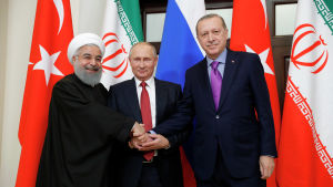 Rouhani, Putin och Erdoğan har också tidigare träffats för att diskutera Syrien. Irans, Rysslands och Turkiets presidenter skakar hand i Sotji.