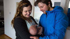 Charlotte Cederbom med tre veckor gamla Gabriel och pappan Anas Haj Hasan. Anas kommer från Syrien men har släkt som också bor i Finland. bild på en man och kvinna med ett barn