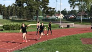Övernäs högstadieskolas elever har tränat i en och halv månad och nu börjar växlingarna sitta. Övernäs högstadieskolas elever har tränat i en och halv månad och nu börjar växlingarna sitta.