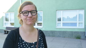 Kati Sointukangas (De gröna) tycker det kan vara problematiskt att all information kommit från stadsdirektören. Kati Sointukangas utanför Karjaan yhteiskoulu i Karis.