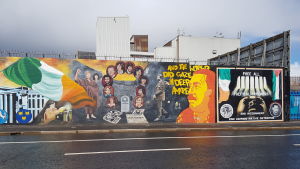 Väggmålningar längs den internationella  muren i västra Belfast. 