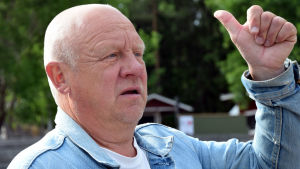 Sixten Lundberg har regisserat på Raseborgs sommarteater. En närbild av en man som visar tummen upp.