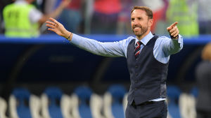 Gareth Southgate klär upp sig inför match. Gareth Southgate klär upp sig inför match.