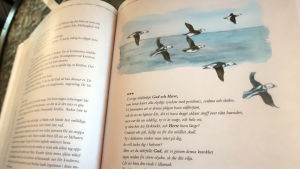 Under tider av pest kunde man be en särskild bön. En bild ur en bok med Alfåglar i flykt och en bön.