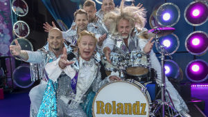 Mellan humor och ironi. Bandet Rolandz lanserades i samband med Melodifestivalen 2018. Bild av bandet Rolandz