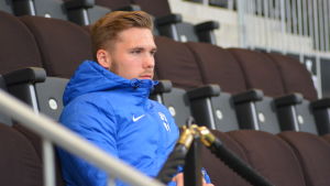 Källman på läktaren i Seinäjoki. Benjamin Källman följer med en landskamp från läktaren.