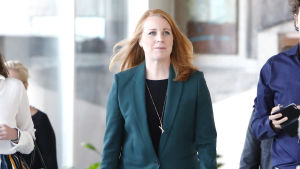 Centerpartiets Annie Lööf har en central roll i regeringsspelet. Svenska Centerpartiets ordförande Annie Lööf iklädd grön jacka.
