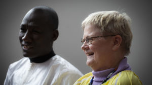 Moussa Thiare och Gunilla Löfman. Moussa Thiare och Gunilla Löfman i profil, båda skrattande.