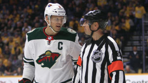 Mikko Koivu snackar med domaren. Mikko Koivu snackar med domaren.