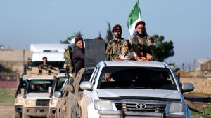 Syriska rebeller som lyder under Turkiet på väg mot den SDF-kontrollerade staden Manbiji i norra Syrien. Syriska rebeller som lyder under Turkiet på väg mot kurdiska områden i norra Syrien.