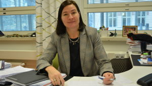 Anne Levonen är rektor för Vasa gymnasium. Vasa gymnasiums rektor Anne Levonen vid sitt skrivbord