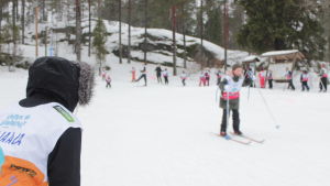 Sammanlagt kring 400 barn kommer under de här två dagarna att prova på att leka på skidor. Barn åker skidor