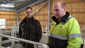 Raimo Parikka och Kaj Henriksson tror att medicin i avloppsvatten blir nästa sak som myndigheterna vill granska. Raimo Parikka och en annan person i gul rock i reningsverket.