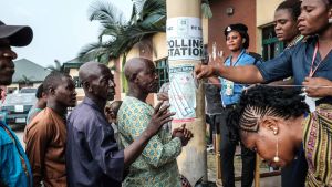 Väljare får sina handlingar kontrollerade utanför en vallokal i Port Harcourt, i södra Nigeria. Väljare får sina handlingar kontrollerade utanför en vallokal i Port Harcourt, i södra Nigeria.