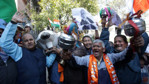 Indiska premiärministern hyllades av hindunationalister som firade flygräden i Pakistan. Hindunationalister firade att Indien hade bombat en terrorgrupp i Pakistan som anklagas för självmordsattacker mot indiska soldater i Kashmir.