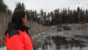 Cati Huhta säger att en del grejer som slängs inte är sönder utan folk har tröttnat på dem: Vi borde tänka på att använda alla saker tills de verkligen nått sitt slut, säger hon. Cati Huhta tittar på traktorer som kör ihop avfall på Toppå sopstation