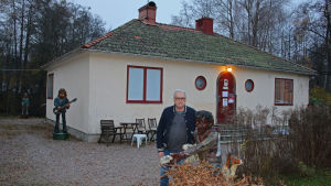 Ulf Nilsson framför huset i Floda. I den vänstra sidan finns ett Elvis museum och i den högra bor Elvis Presleys basist Jerry Scheff. Ulf Nilsson i Floda framför huset där Jerry Scheff bor.