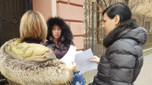 Darja Ljubimova (i mitten) delar ut upprop för underskrift. En grupp aktivister som vill skydda Bajkalsjön samlades i Sankt Petersburg