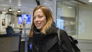 Li Andersson säger att det finns sätt att öka statens skatteintäkter för att finansiera flera vårdare till äldreomsorgen. Li Andersson Ylen Vaalitentissä 27.03.2019 Studio 2 Yleisradio. Eduskuntavaalit 2019
