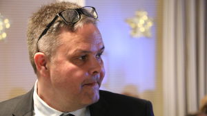 Anders Norrback sitter sin första period i riksdagen och har engagerat sig bland annat i jordbruksfrågor. Nu oroar han sig för skarvbeståndet. En man med kort mörkt hår har en bekymrad min.